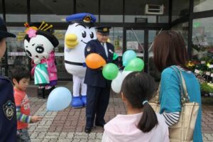 全国地域安全運動の一環で燕署がイオン県央店前で犯罪被害防止の街頭広報