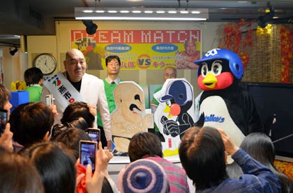19日、表参道・新潟館ネスパスで行われた「つば九郎米」の新米発売イベントで紙相撲で対決するキラー・カンさんとつば九郎