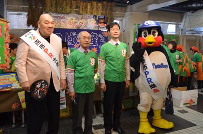 左からキラー・カンさん、燕市農業再生協議会の江村隆平会長、鈴木燕市長、つば九郎