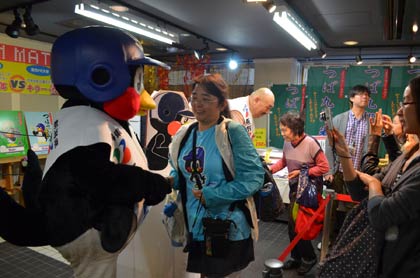  キラー・カンさんとつば九郎との握手会