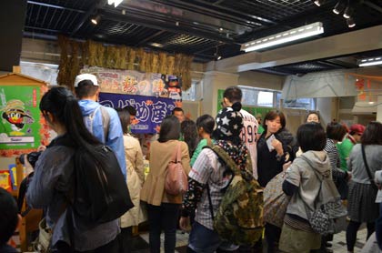 イベント後は燕産品に興味を示す来場者