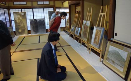 29日まで穂苅さんの個展が開かれている丸井今井邸