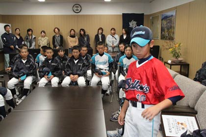 第1回東京ヤクルトスワローズカップ少年野球大会への出場が決まった吉田ジュニアクラブが鈴木市長を訪問、燕市代表チームのユニホームを着る阿部キャプテン