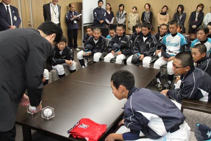  鈴木市長が披露したバレンティン選手のサインボールや宮本選手の引退試合のボールに目を丸くして見入る子どもたち