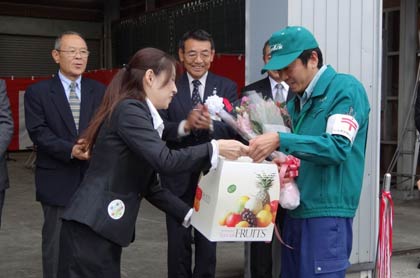 加茂産のナシを運ぶトラックのドライバーにJA職員から花束の贈呈