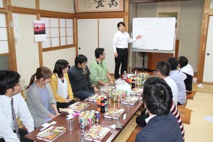 23日開かれた県央みらい塾とつばめ若者会議メンバーとの交流会