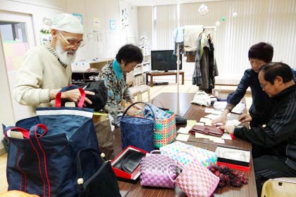 フリーマーケットの出店の準備をする福島県南相馬市から三条市に避難している人と三条の市民ボランティアのグループ「結の会」