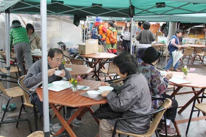 27日の二・七の市で開かれた「二・七の市×三条マルシェで朝ごはん」