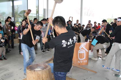 旧本社時代以来の復活となったもちつき