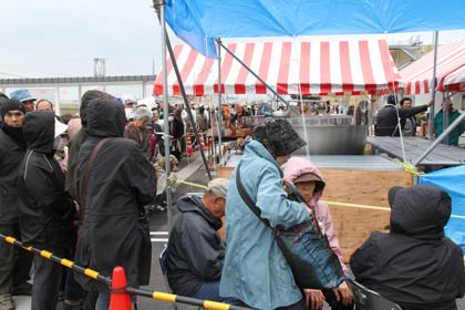 大なべによる豚汁のふるまいに数百人が行列