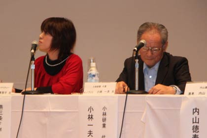 燕三条エフエム放送の倉重美智子さん(左)、小林研業代表の小林一夫さん