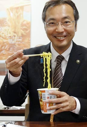 試食する国定三条市長