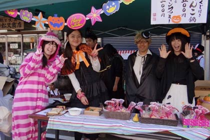 出店者も仮装して