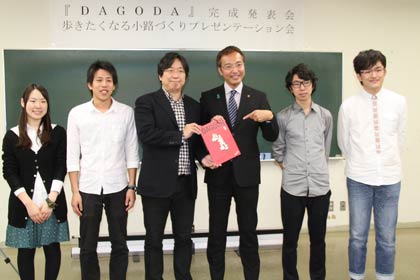 左からアートディレクターの芸大大学院修士1年草壁一美さん、編集長の法政大学院修士1年鍵田真在哉さん、芸大の藤崎圭一郎准教授、国定勇人三条市長、法政大学院修士1年山崎宏太さん、同高橋翔太さん