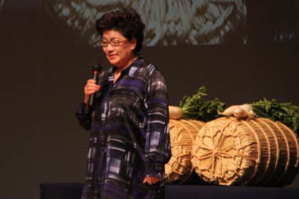 ステージに供え物を飾った十日町市出身の室礼研究家、山本三千子さん