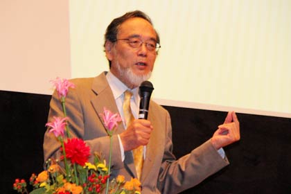 どれみ福祉会・公開子育て講座IIで講演する汐見稔幸さん