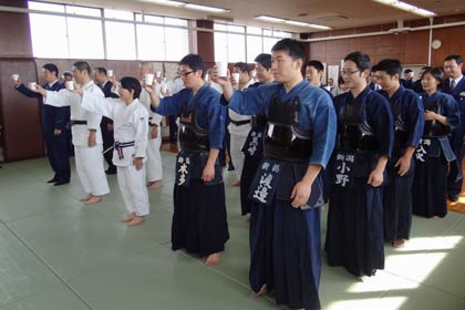  三条署で11月開催の新潟県警察柔道剣道大会の出場選手の壮行会、同署敷地内に実ったザクロで手作りしたジュースで乾杯