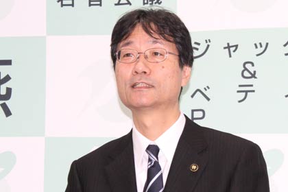 定例記者会見を行う鈴木力燕市長