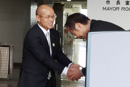 桜井市長を迎える国定市長