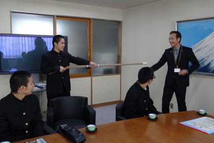  国定市長に対して木銃で実演
