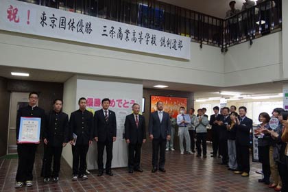 市役所玄関ロビーで選手を出迎え