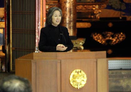 講演する泰子さん