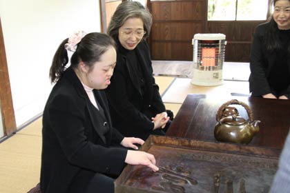 鎚起銅器をさわって確かめる翔子さん