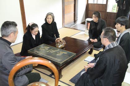 玉川堂を訪問した金沢さん親子