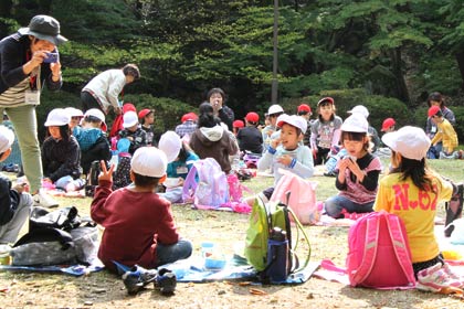 弥彦公園で弁当を食べる燕東小1年生