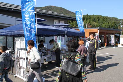 弥彦菊まつりにあわせて1日から24日まで道の駅国上で開かれている「つばめ地場産製品オータムフェア」