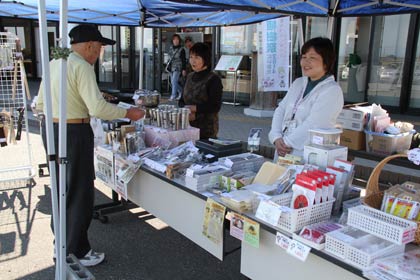 数百点の燕の特産品が並ぶ