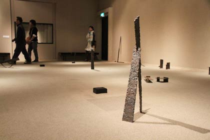 燕市産業史料館で開かれている渡辺和也展