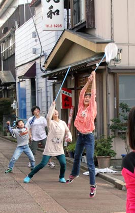1日夕方、燕市燕の裏通りでボールで遊ぶ子どもたち