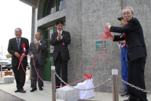 燕市が水道の塔「燕市旧配水場配水塔」の登録有形文化財プレートお披露目会で除幕式