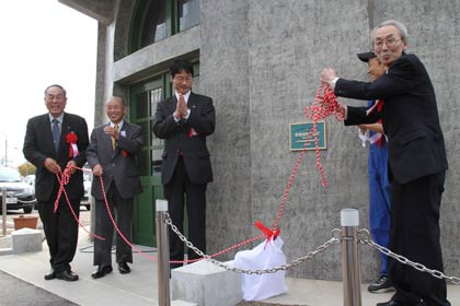 燕市が水道の塔「燕市旧配水場配水塔」の登録有形文化財プレートお披露目会で除幕式