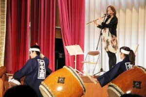 燕市・島上地区まちづくり協議会が3日開いた第2回秋の音楽会で共演する分水太鼓とフルートの本宮宏美さん