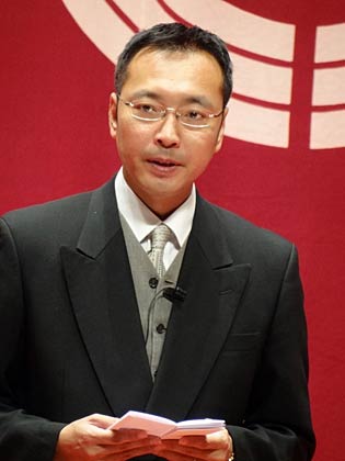 式辞を述べる国定市長