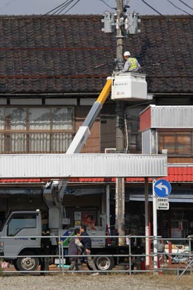 大通り商店街でも電柱の工事が始まった
