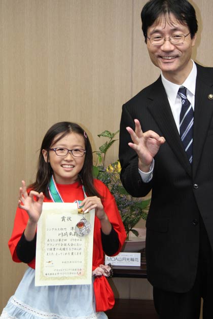 C1カロムグランプリ全国大会で準優勝の川崎朱莉ちゃんと鈴木市長