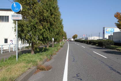 死亡事故のあった三条市直江町4の国道8号、奥が新潟市方向