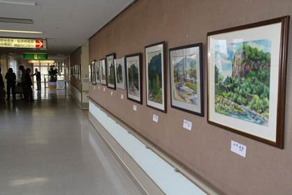 15日まで済生会三条病院で開かれている日本水彩画会中越支部の「下田を描く小品展」