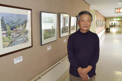 展示作業を行った日本水彩画会会友で中越支部副支部長の内山泰介さん