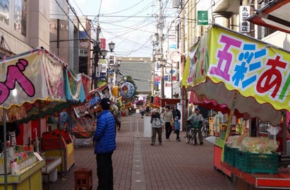 三条別院のお取越にあわせて本寺小路に並ぶ露店