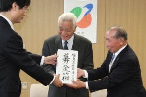 左から鈴木市長、粟生津地区協議会・’星野会長、第二地区防犯連絡協議会・諸橋孝雄会長