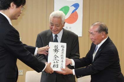 左から鈴木市長、粟生津地区協議会・’星野会長、第二地区防犯連絡協議会・諸橋孝雄会長