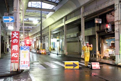 仮設電柱を立てる作業中は安全確保のために通行止めに