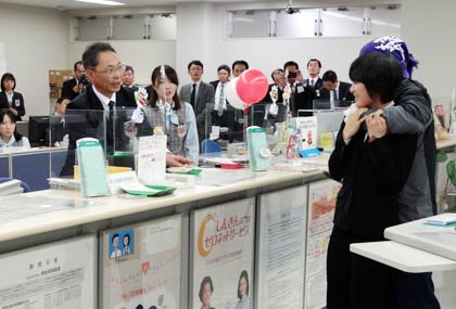 7日、三条信用金庫本成寺支店で行われた強盗訓練