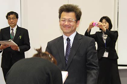 副賞の包丁を手渡す藤寅工業の藤田社長