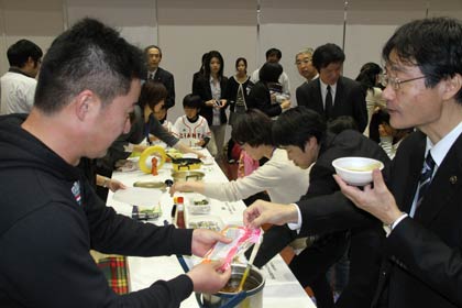 受賞作品をみんなで試食