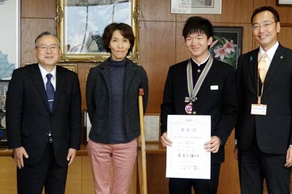  左から第一中の遠藤校長、陸上部顧問の久保教諭、大橋君、国定市長